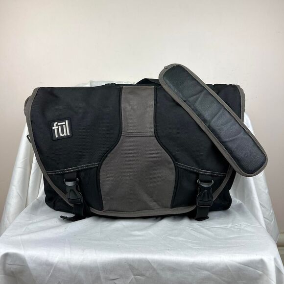 FUL Padded Nylon Crossbody Messenger Laptop Bag bag with padded interior - Picture 1 of 8
